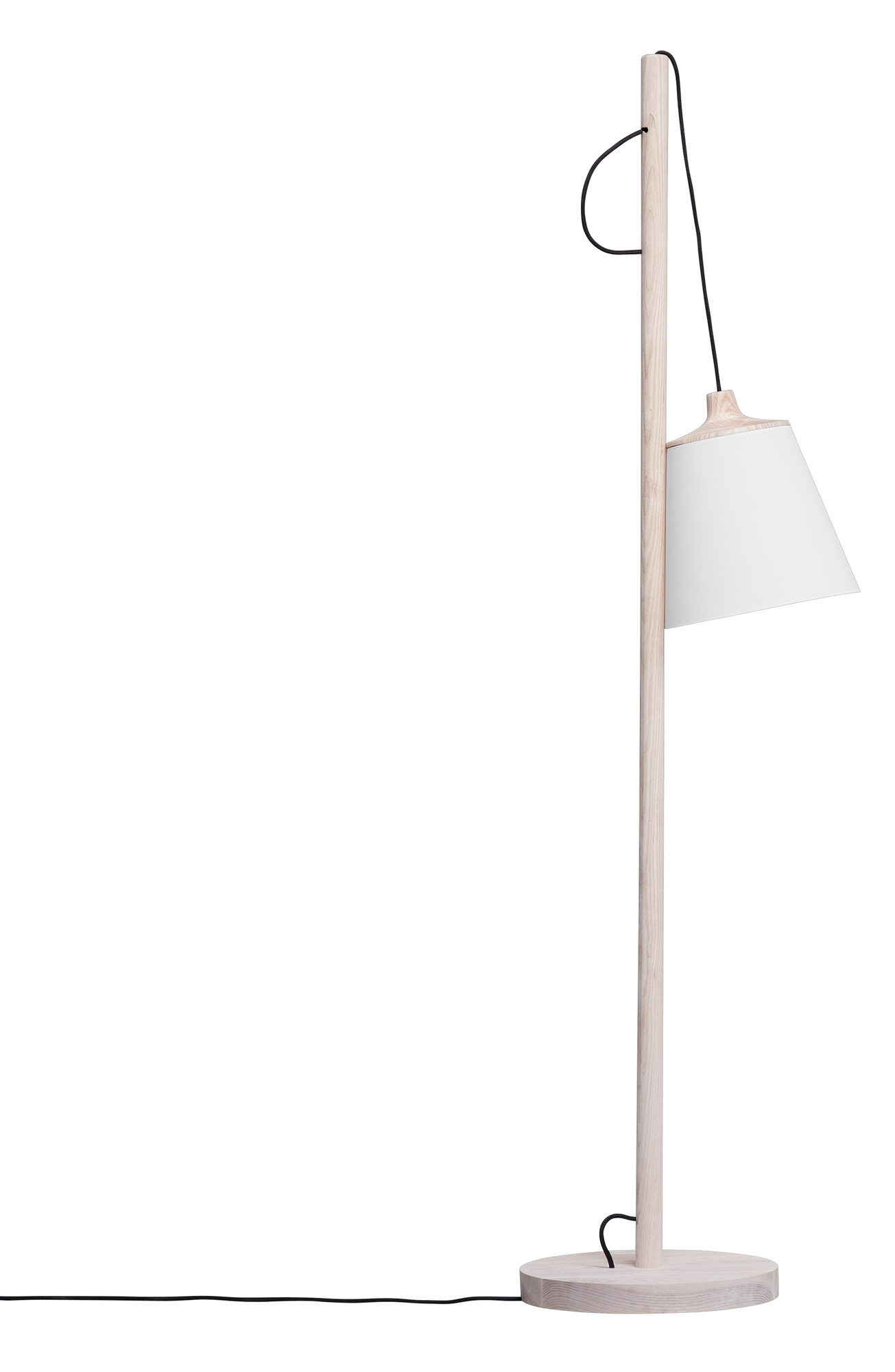 Helle Muuto Pull Floor Stehleuchte aus Holz mit weißem Lampenschirm und schwarzem Kabel.