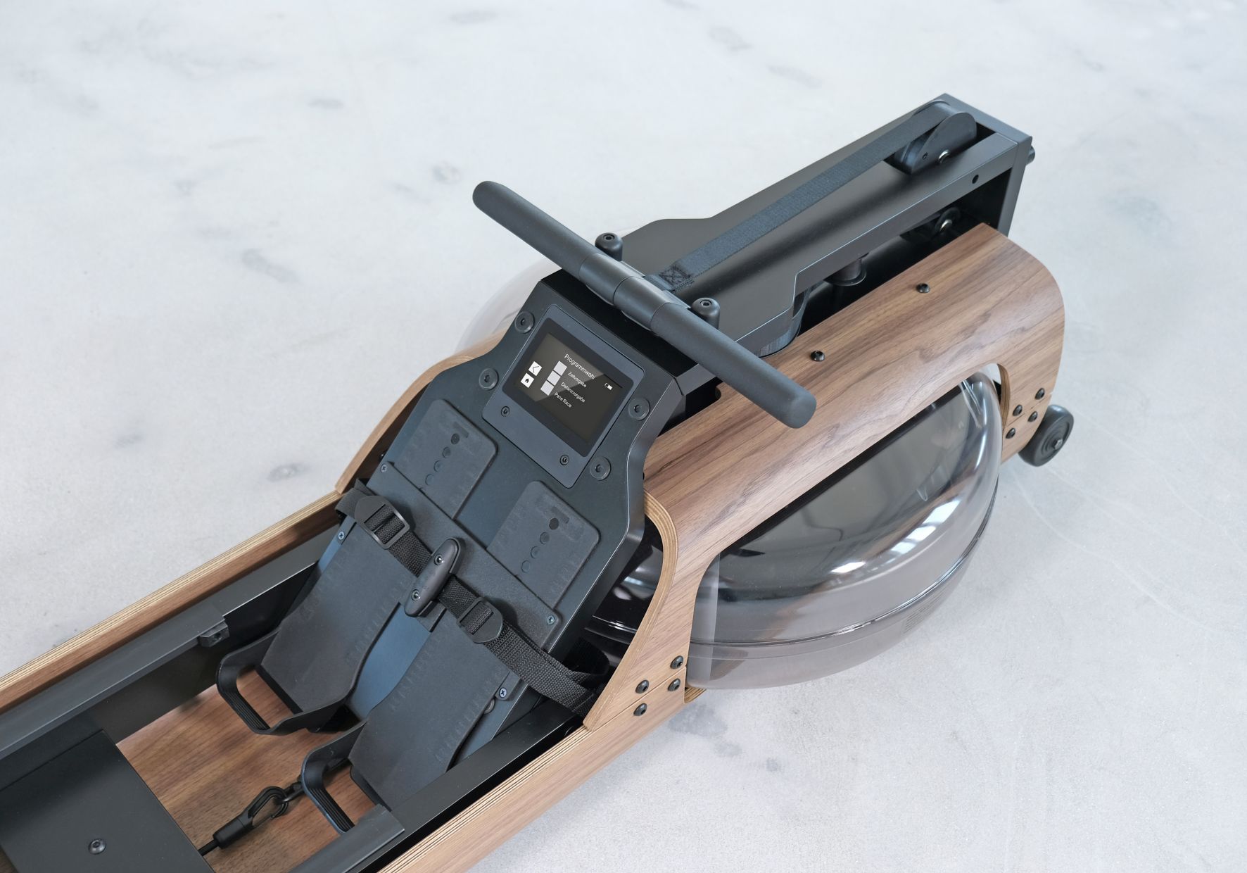 Detailaufnahme des FLOW ONE Rudergeräts von Stil-Fit mit edlem Walnuss-Holzrahmen.