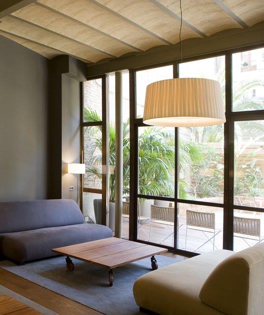 Helle GT7 Pendelleuchte von Santa & Cole im Wohnzimmer mit großem Lampenschirm.