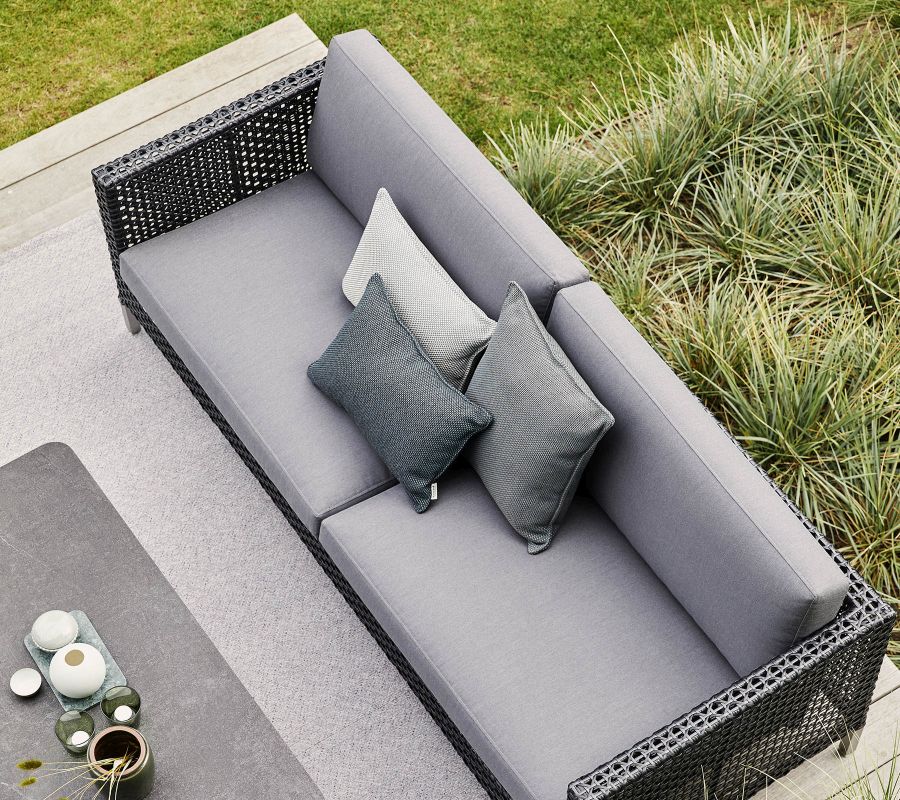 Graues 2-Sitzer Sofa von Cane-Line mit Kissensatz, Outdoor-Möbel für Terrasse und Garten.