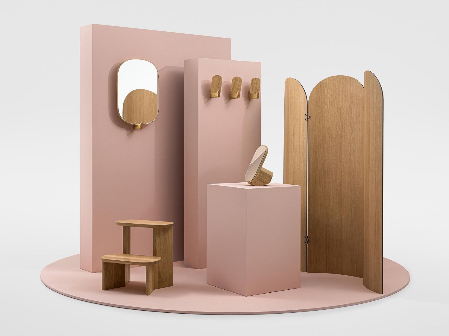 Ad Just Paravent Raumteiler: Holz Raumteiler, Hocker, Spiegel und Garderobenhaken in minimalistischer Studio-Szene.