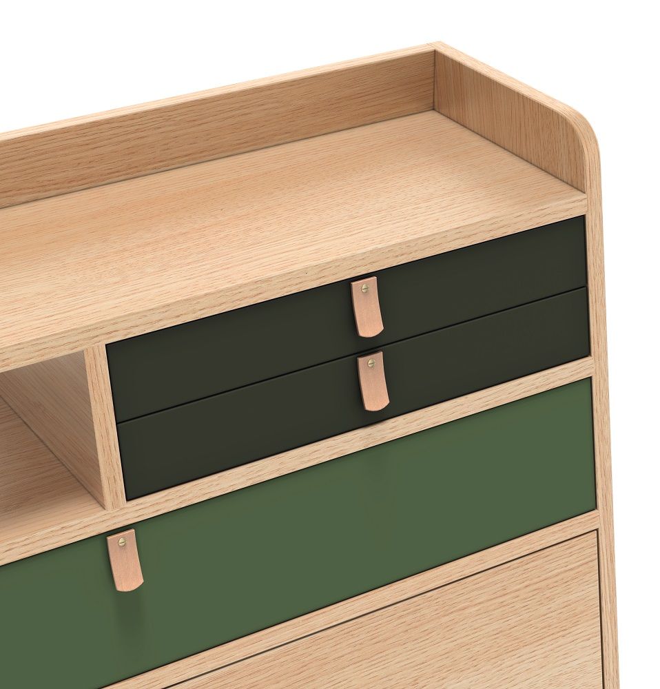Detailaufnahme: Gaston Wandsekretär aus Eiche mit grünen Schubladen und Ledergriffen. Moderner Schreibtisch für das Homeoffice.