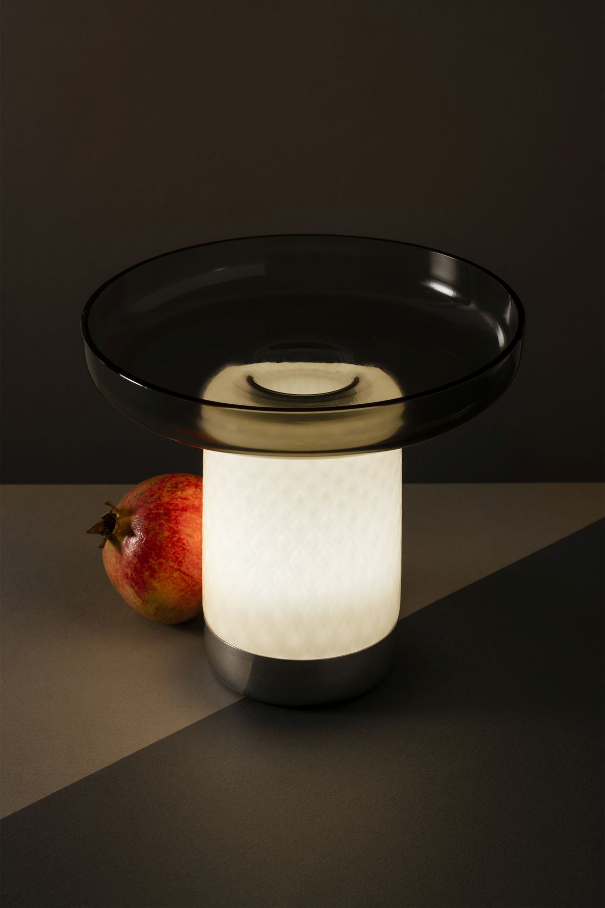 Bontà Akkuleuchte von Artemide in Topas mit Platte, moderne Tischleuchte.