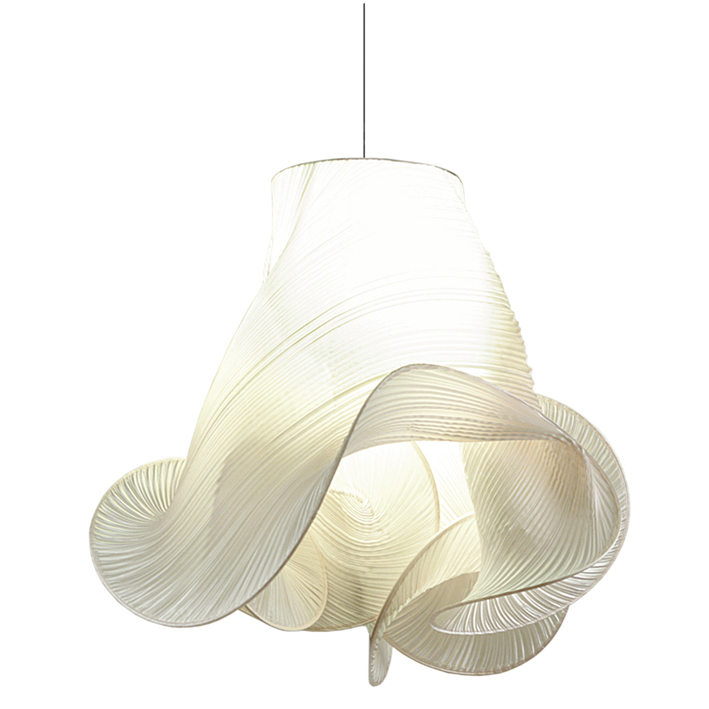 Charleston Pendelleuchte von Alexandra Tsoukala: Moderne Hängelampe mit geschwungenem, weißem Lampenschirm.