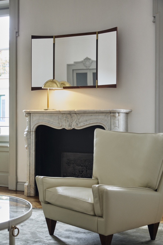 Gubi Vanity Wall Mirror 3 Wandspiegel über Marmorkamin mit Lampe und Sessel im Wohnzimmer.