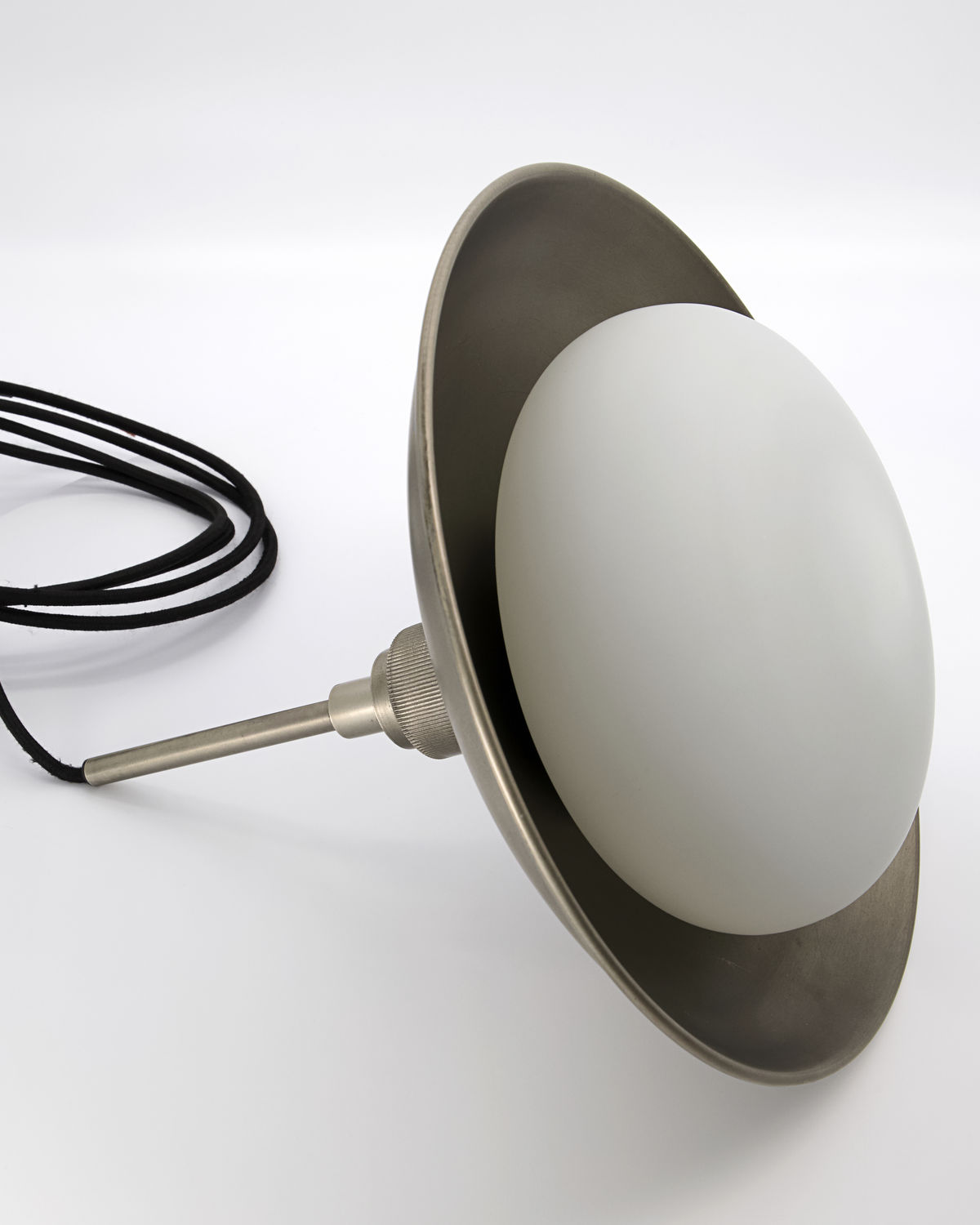 Boston Pendelleuchte von House Doctor: Moderne Hängelampe mit mattem Metallschirm und weißem Glas.