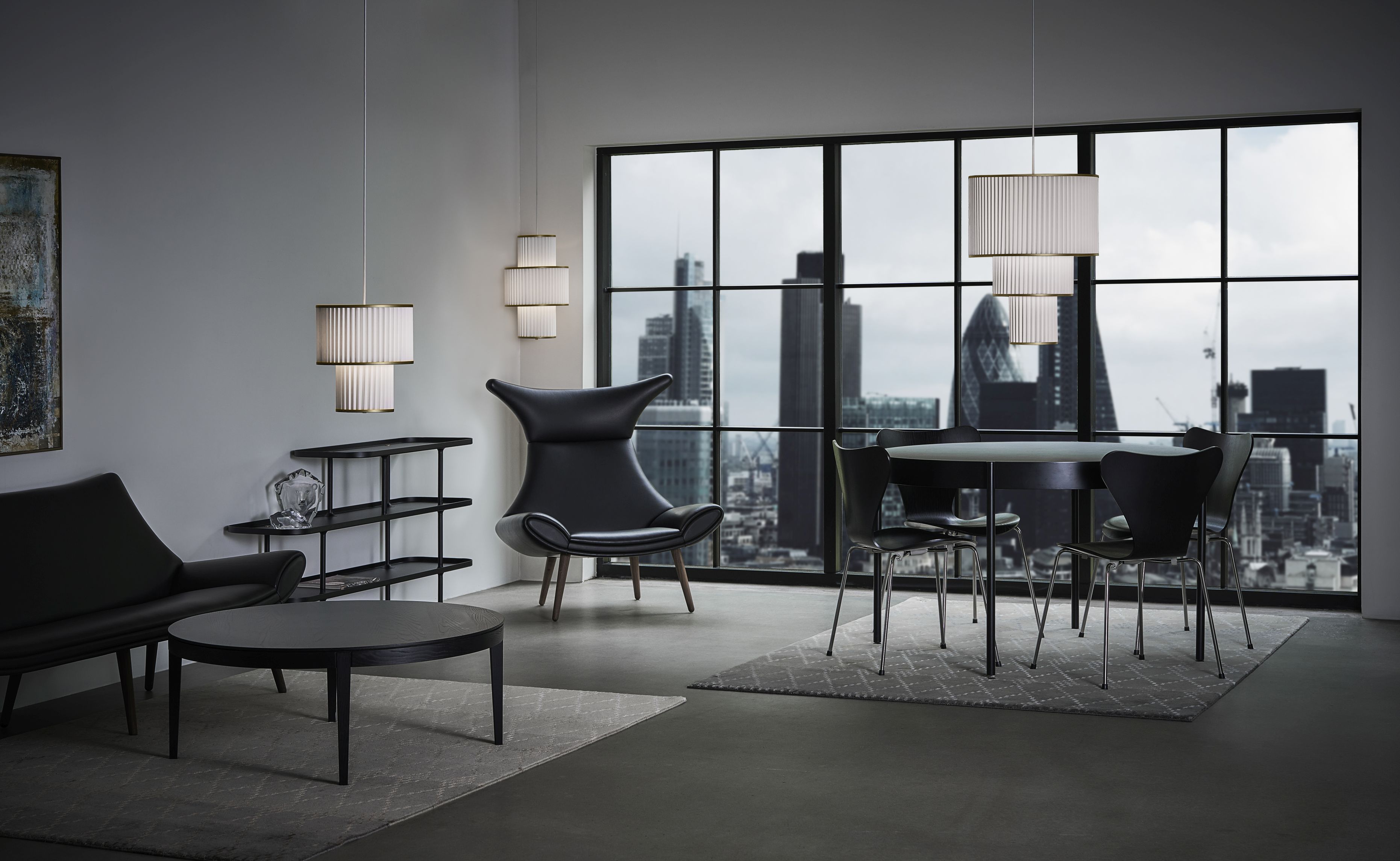 Plivello Pendelleuchte von Le Klint im modernen Wohnzimmer mit Designermöbeln und Skyline-Blick.