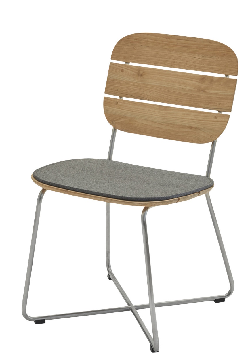 Lilium Chair Stuhl mit grauem Sitzkissen und Holzlehne, ideal für den Outdoor-Bereich.
