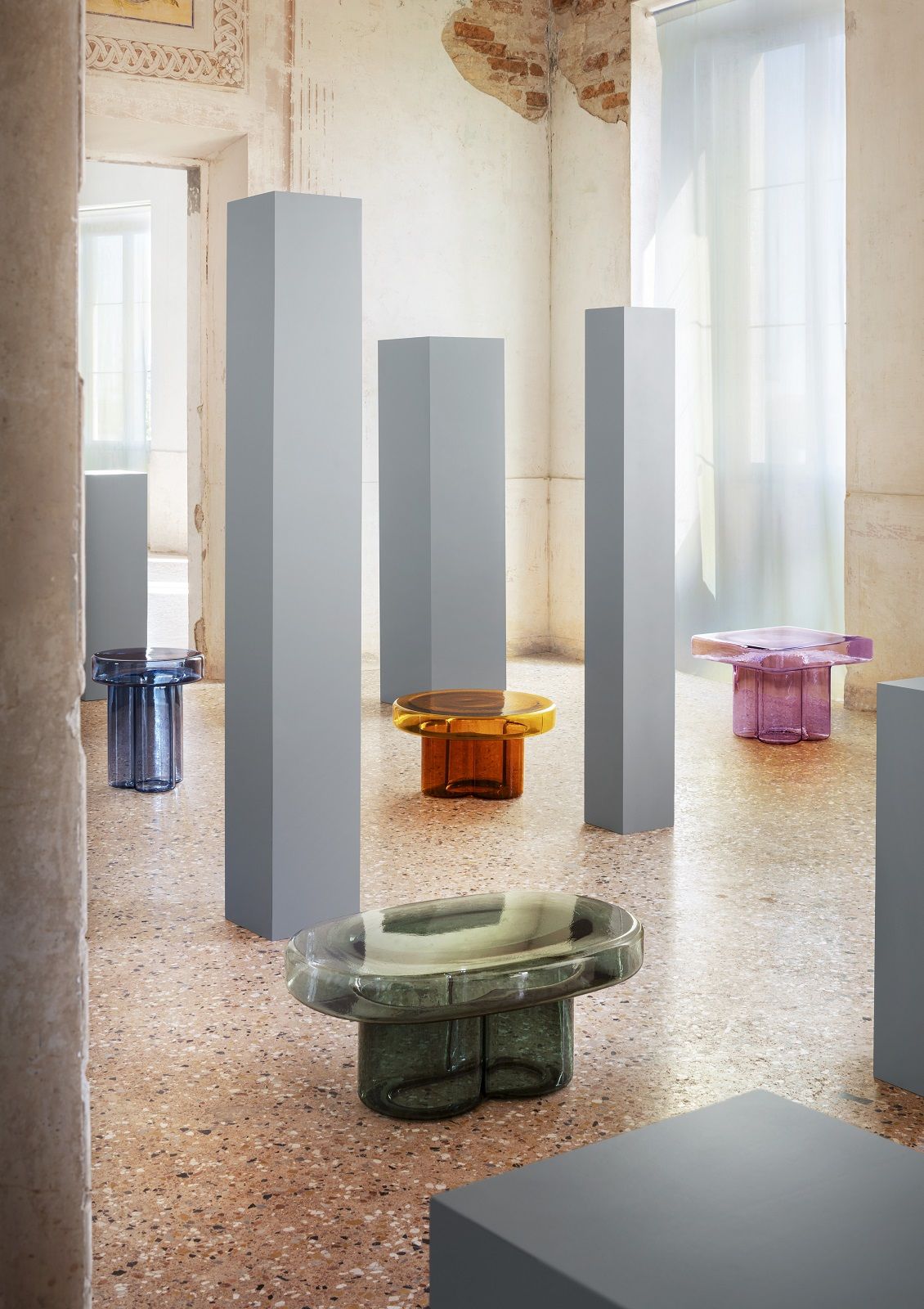 Blauer Soda Couchtisch von Miniforms, oval, aus Glas, moderner Design Couchtisch.