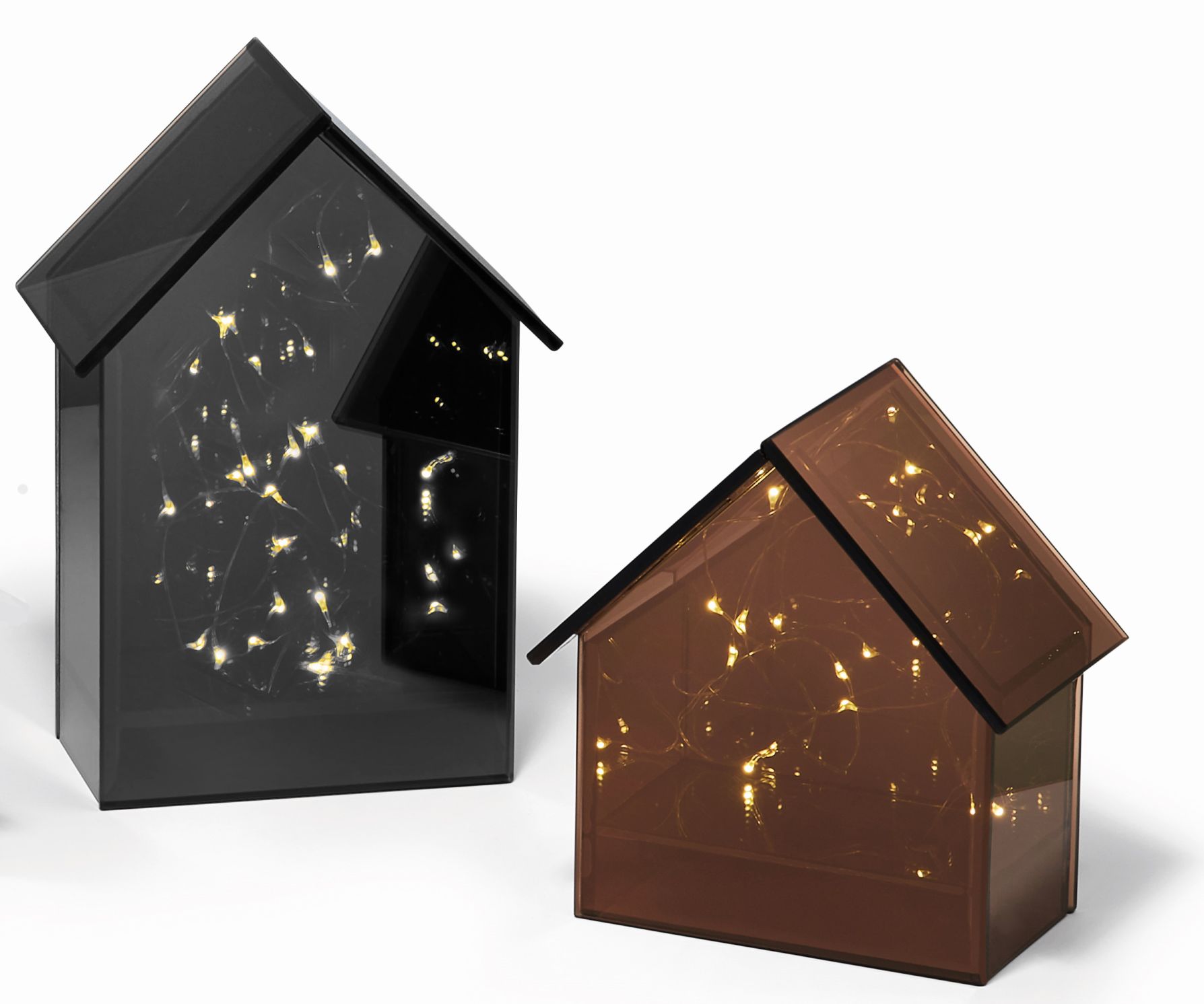 Zwei dekorative Leuchthäuser von Light House Philippi, gefüllt mit warmweißen Lichterketten, in Schwarz und Braun.