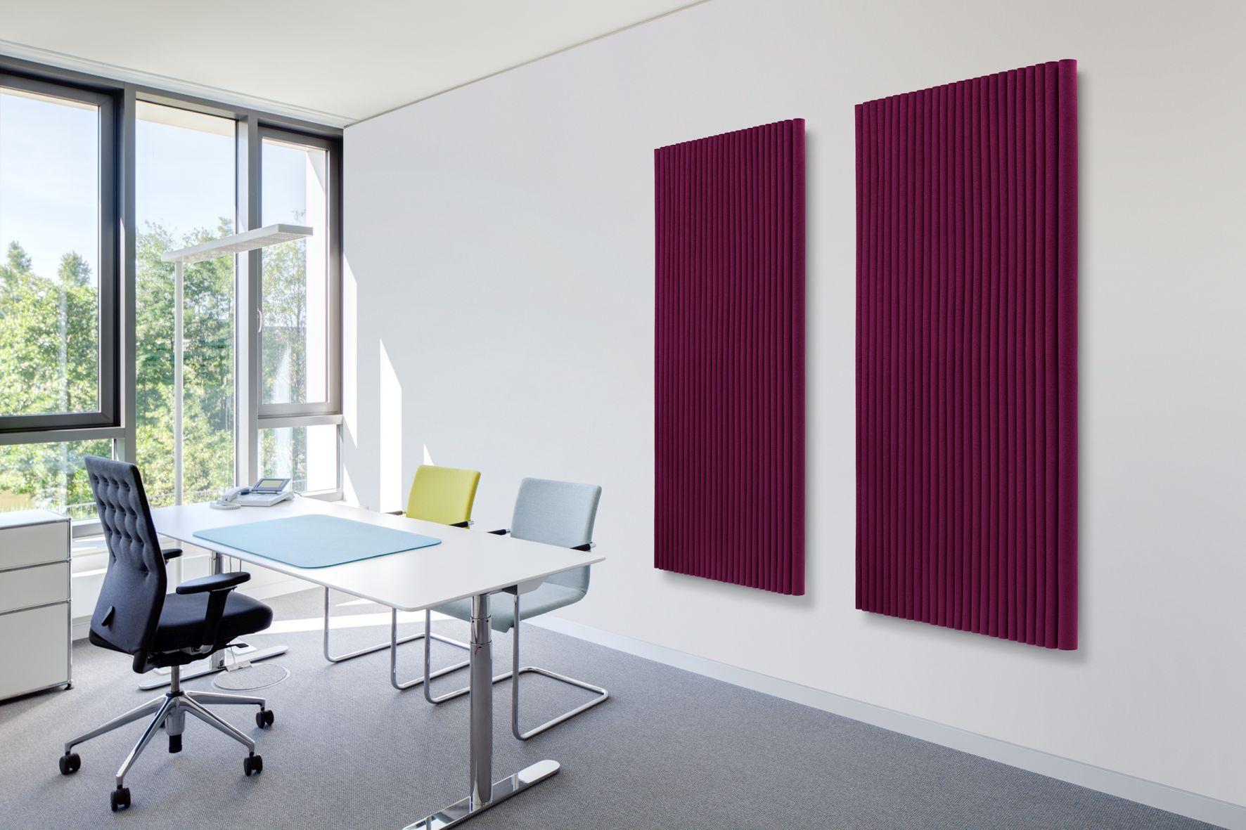 Büro mit zwei lila Hey Sign Welle Wandmodulen zur Schallabsorption und Raumakustik im Hochformat.