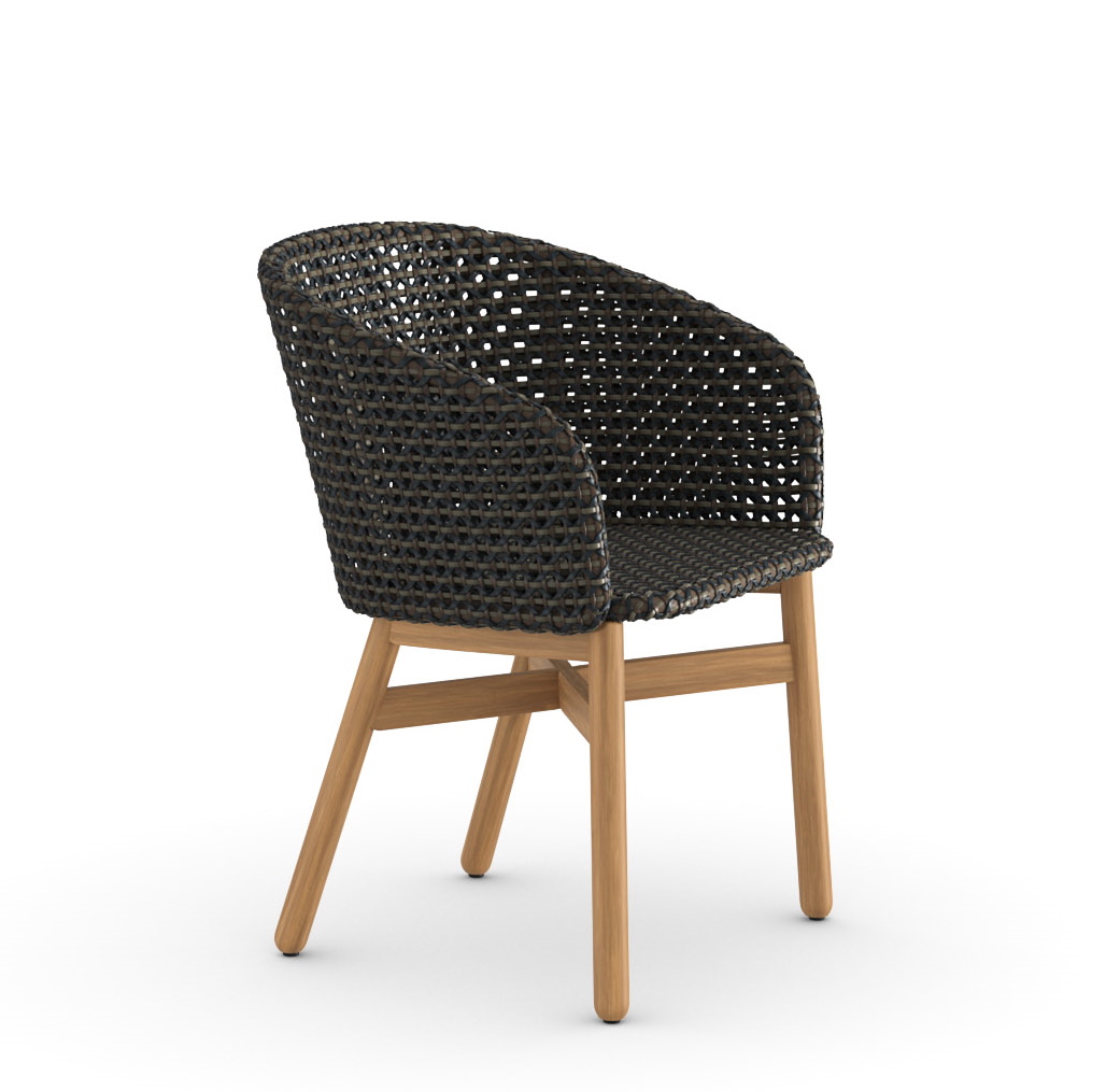 Mbrace Armlehnstuhl von Dedon mit Sitzkissen: Geflochtener Sessel mit Armlehnen und Holzbeinen für Garten und Terrasse.