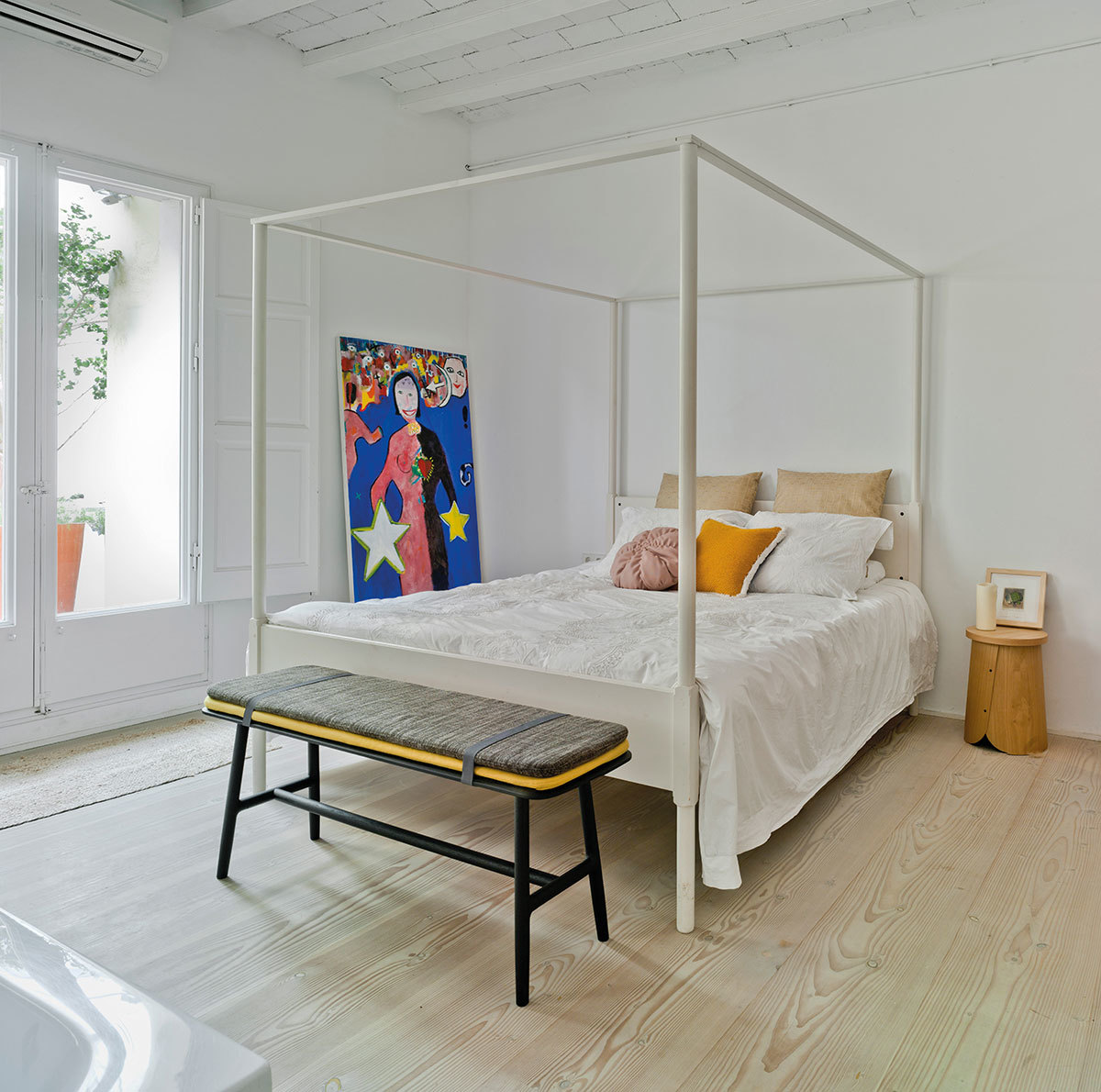 Nudo Sitzbank von Sancal vor einem Bett: Moderne Polsterbank mit schwarzem Gestell.