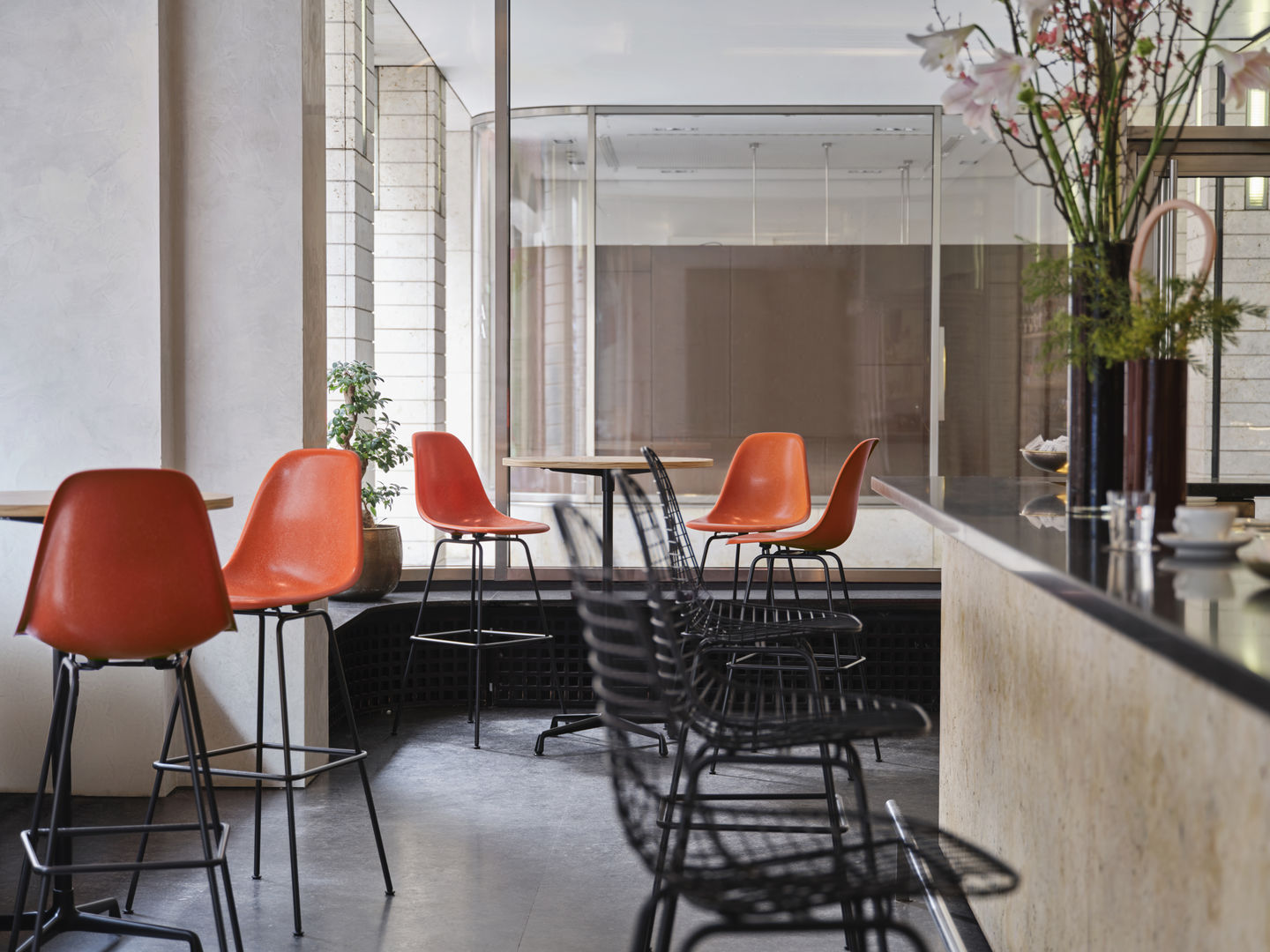 Eames Fiberglass Bar Stool High Barhocker mit Sitzpolster Vitra