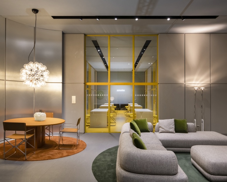 Moderner Essbereich mit rundem Zanotta Esstisch, Modell Bol, in Karamell metallic.