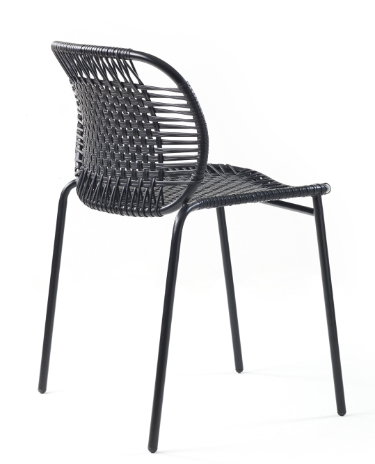 Schwarzer Cielo Stuhl: Stapelbarer Outdoor-Stuhl mit geflochtener Sitzfläche und Rückenlehne auf schlanken Metallbeinen.