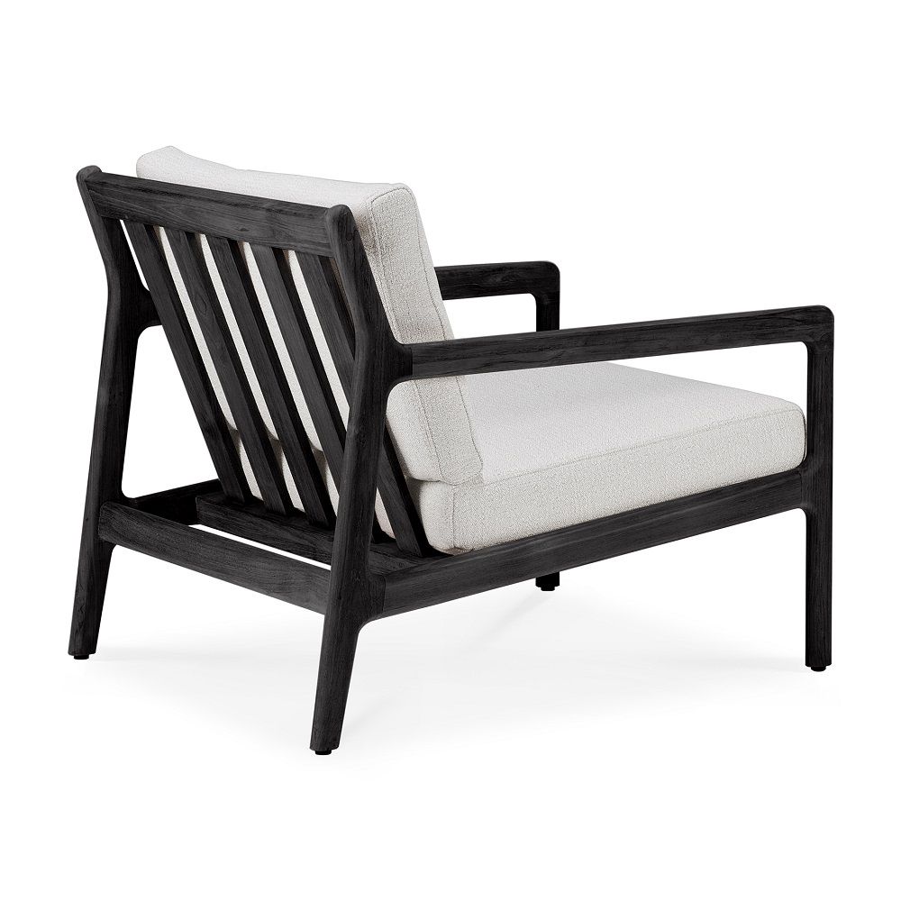 Jack Outdoor Loungesessel von Ethnicraft, Teakholz schwarz lackiert mit hellen Polsterkissen, Gartenmöbel.