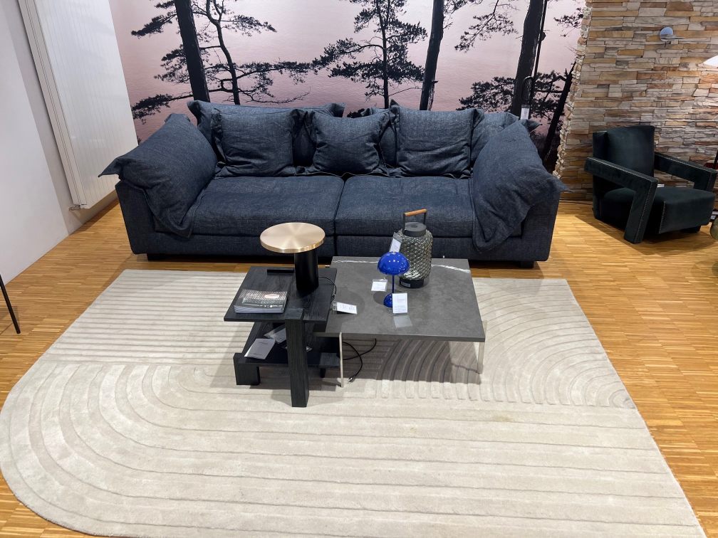 Off-white Relevo Teppich (200x300 cm) mit abstraktem Muster im Wohnzimmer, ein Muuto Ausstellungsstück.