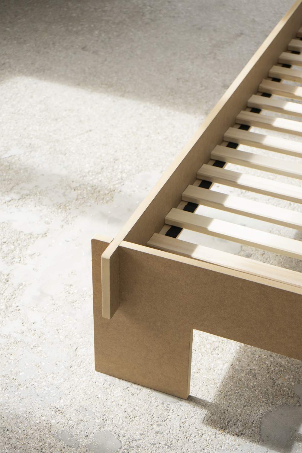 Detailaufnahme vom Siebenschläfer Bett von Moormann, MDF Natur, Lattenrost und minimalistisches Design.