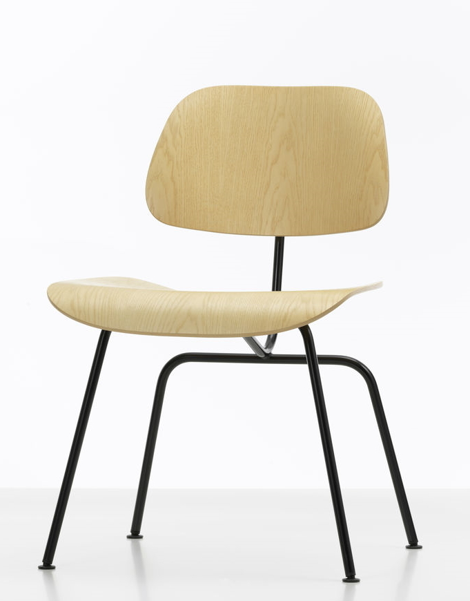 Vitra Plywood Chair: Holzstuhl mit schwarzem Metallgestell, Designklassiker für Esszimmer und Büro.