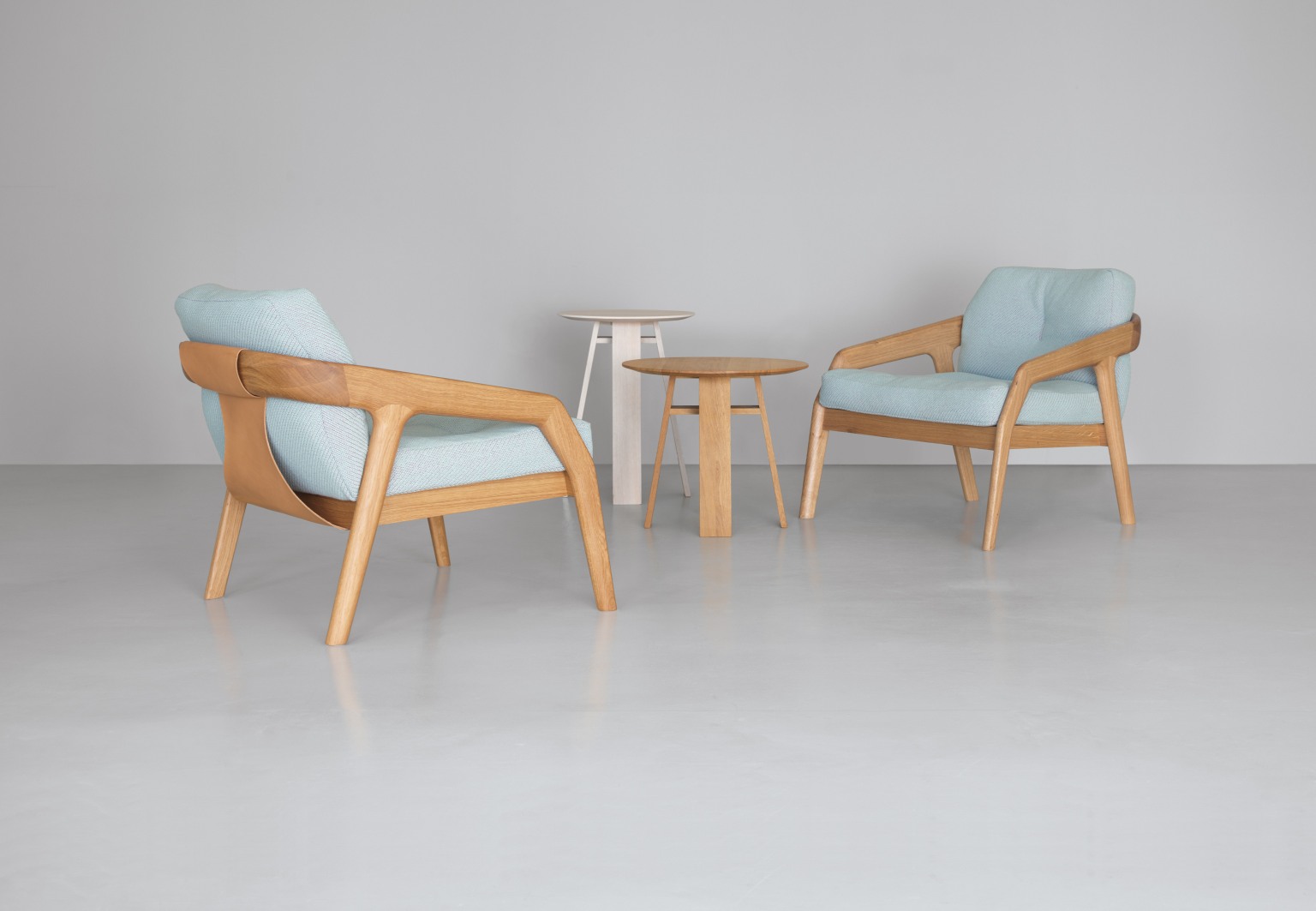 Zwei Friday Sessel mit hellblauem Bezug und Holztischen, moderne Möbel für Wohnzimmer.