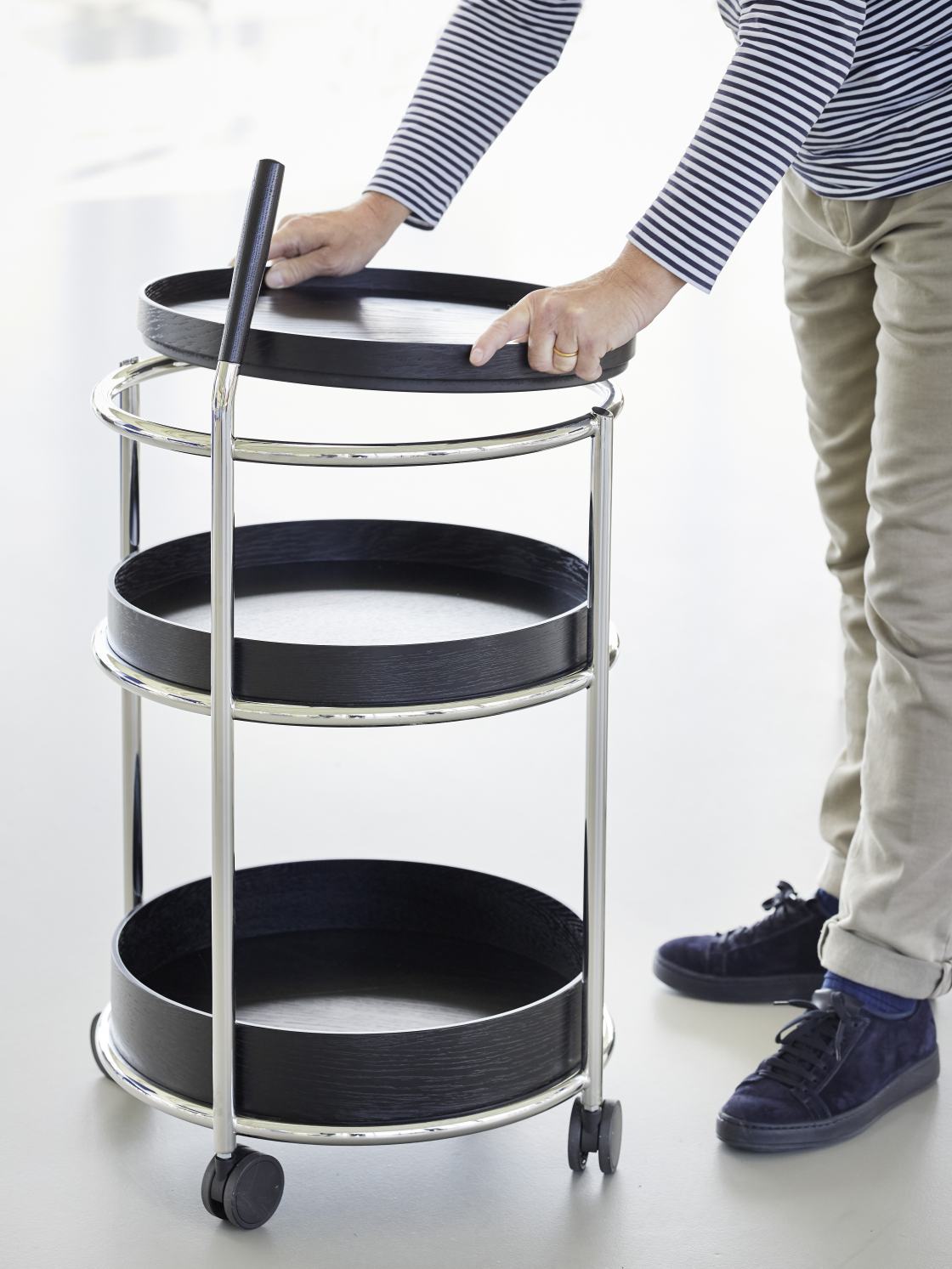 K6 Trolley Servierwagen von Tecta mit drei Ebenen aus Nussbaum und schwarzem Stahlrohr.