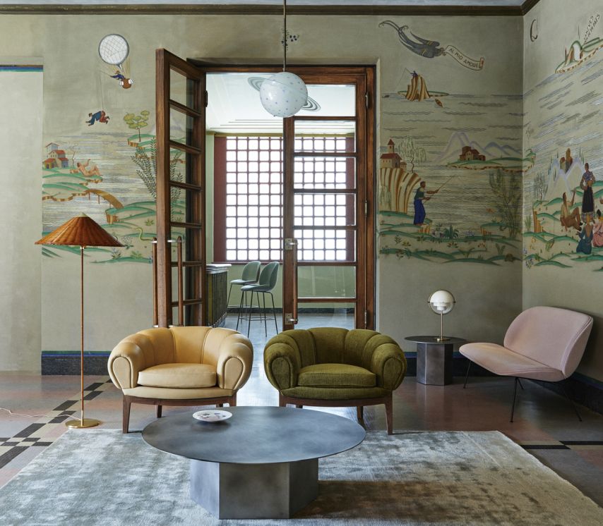 Epic Couchtisch von Gubi in Midnight Black Stahl, runder Tisch für Wohnzimmer.