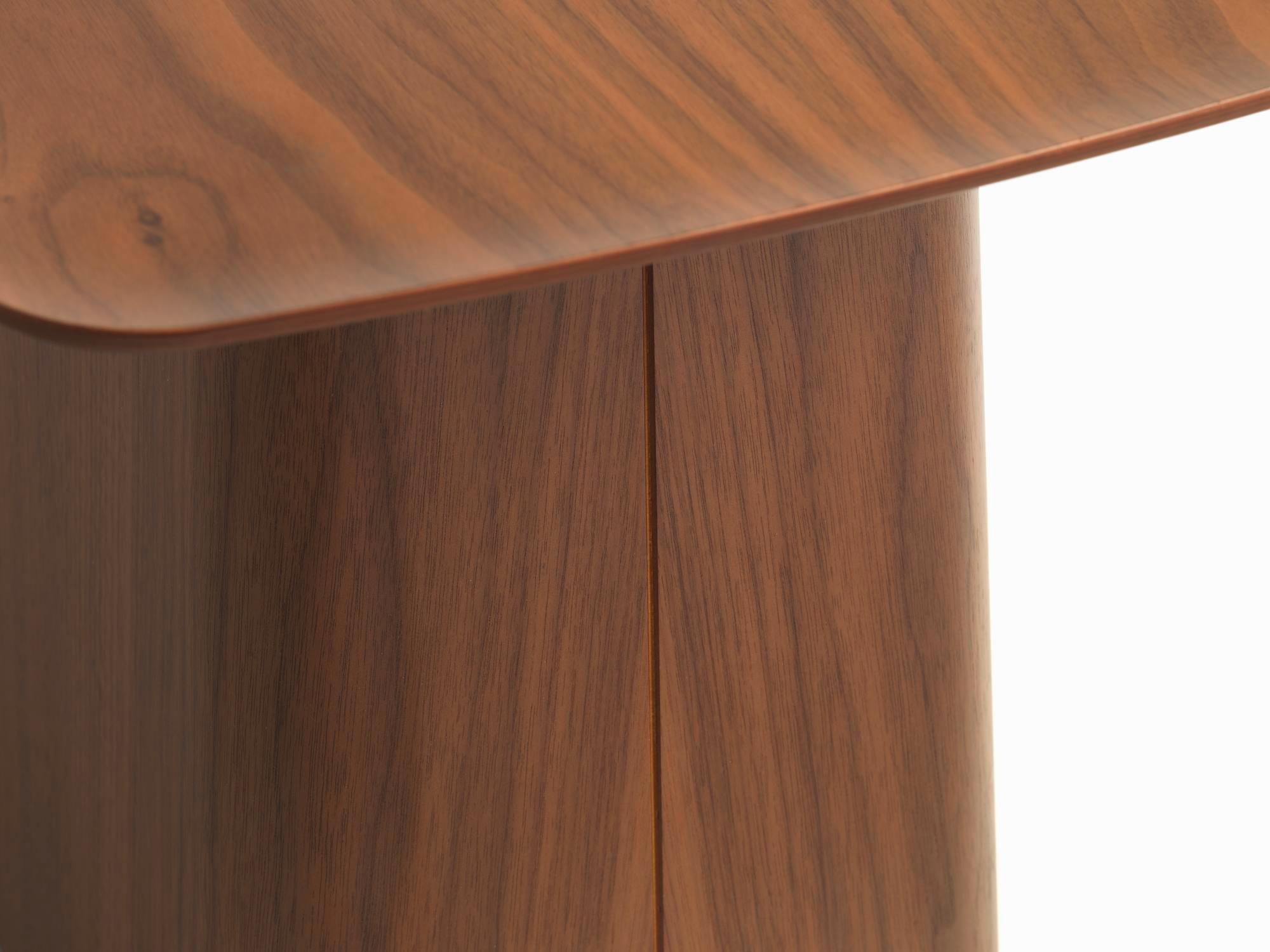 Detailaufnahme vom Vitra Wooden Side Table Beistelltisch in Walnuss, modernes Design für Wohnzimmer und Büro.