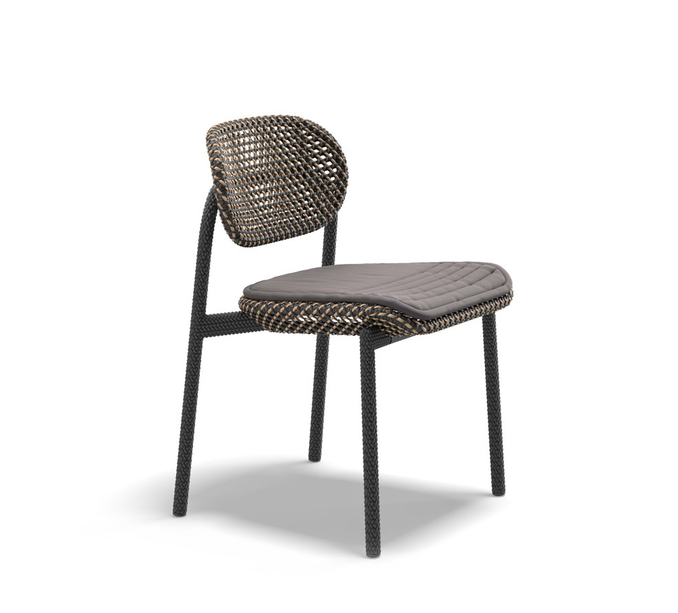 ROII Stuhl von Dedon: Geflochtener Outdoor Stuhl mit grauem Sitzkissen, ideal für Garten und Terrasse.