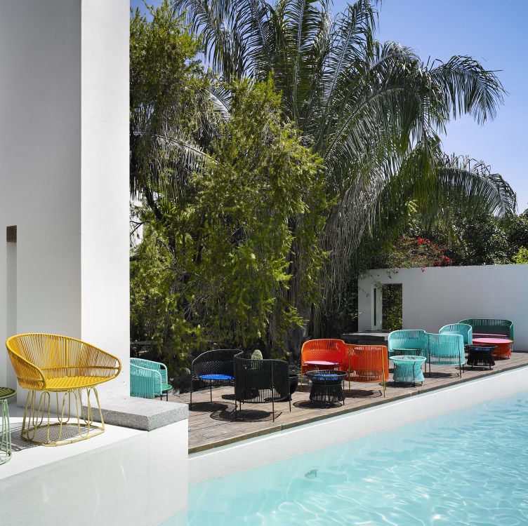 Caribe Outdoor Lounge Möbel am Pool: 2-Sitzer Bank, Sessel in Türkis, Smaragdgrün und Schwarz.