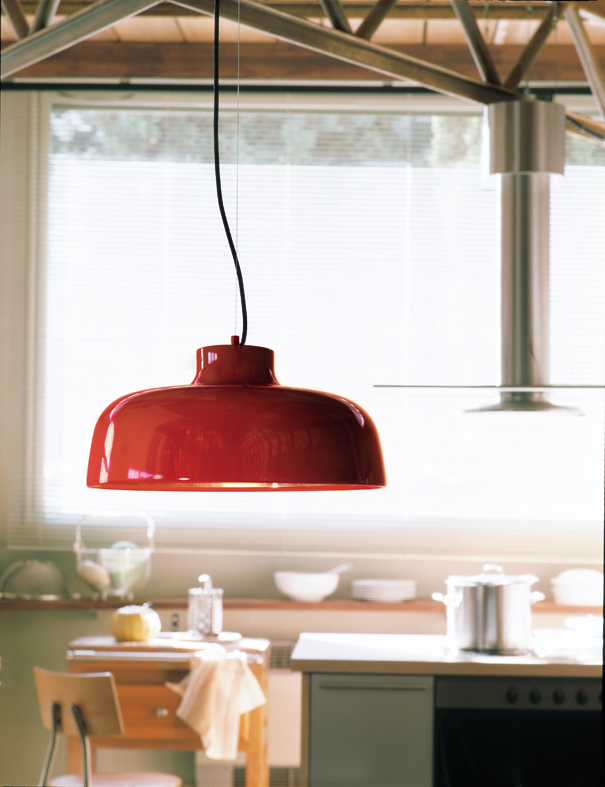 Rote M68 Hängelampe von Santa & Cole in einer modernen Küche. Designlampe.