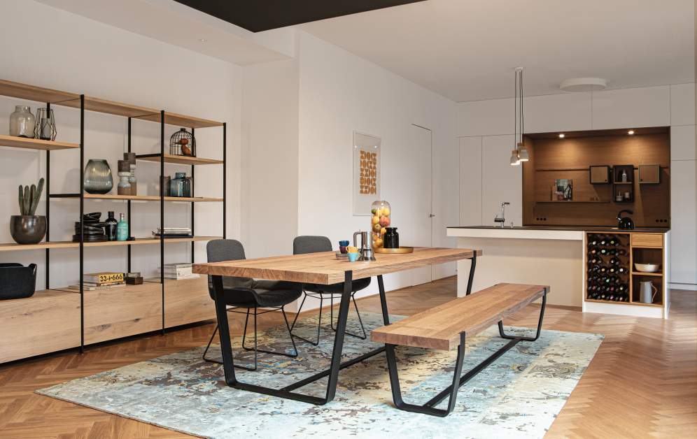 Esszimmer mit Janua BB 12 Clamp Bank aus Eiche und passendem Esstisch.