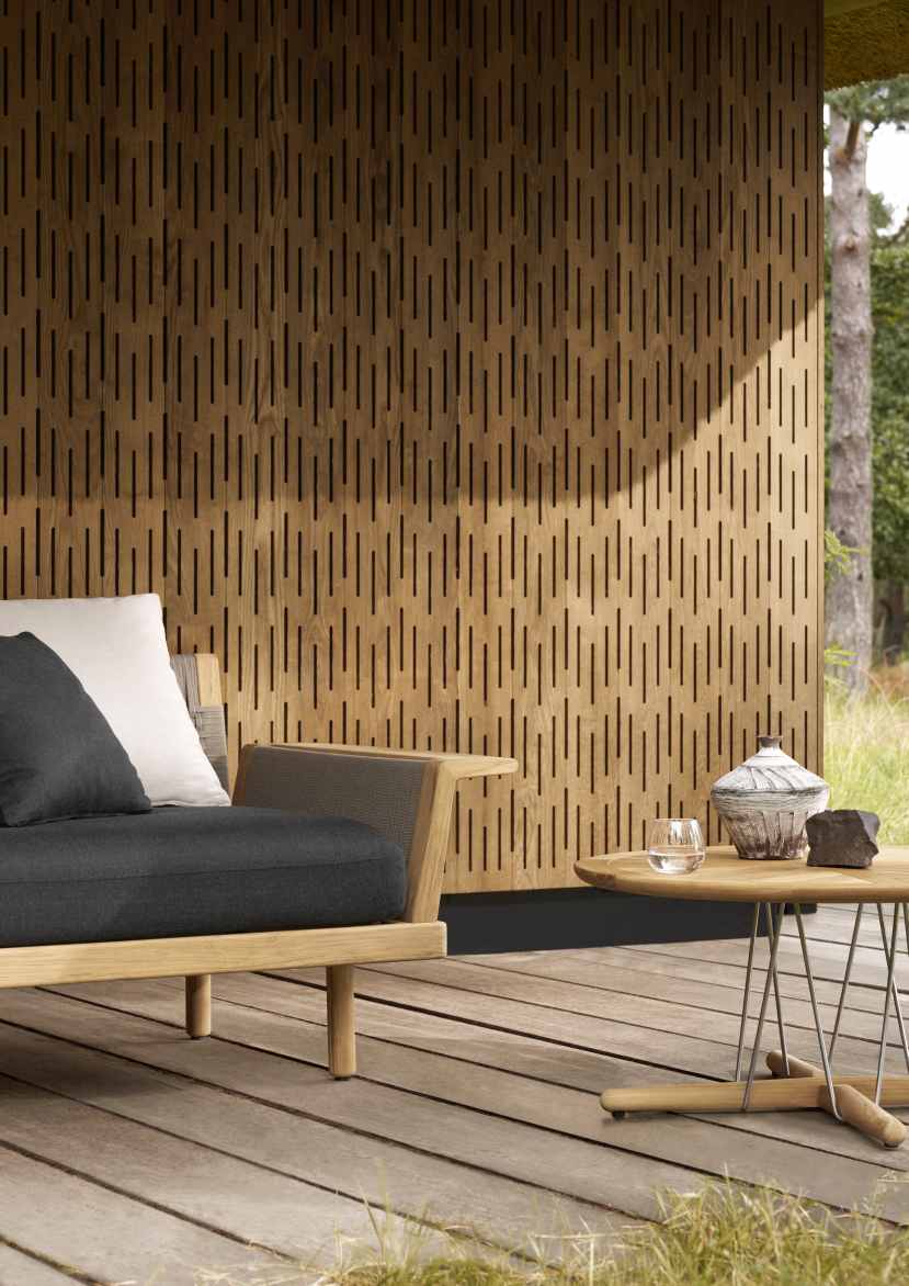 E023 Embrace Lounge Tisch von Carl Hansen & Søn im Outdoor-Bereich mit Deko.