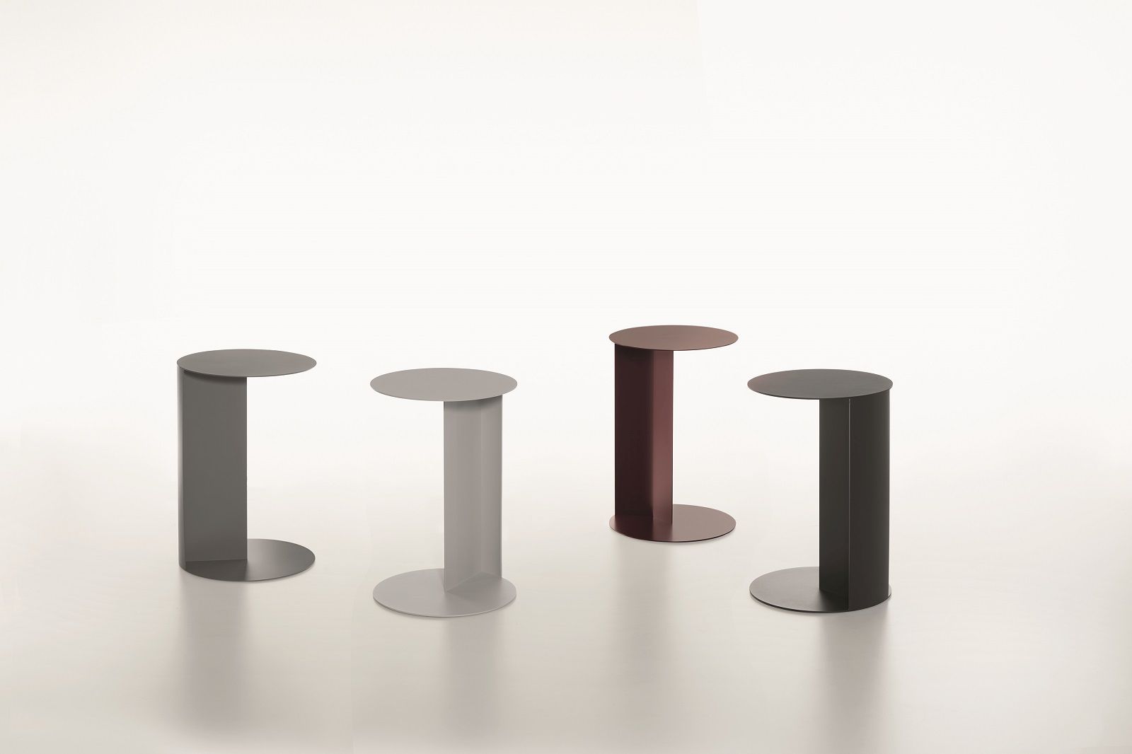 Vier moderne TO Side Table Beistelltische von Plank in verschiedenen Farben auf weißem Hintergrund.