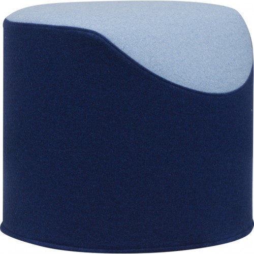 Blauer Coral Hocker mit hellblauer Sitzfläche, moderner Polsterhocker für Wohnzimmer und Büro.