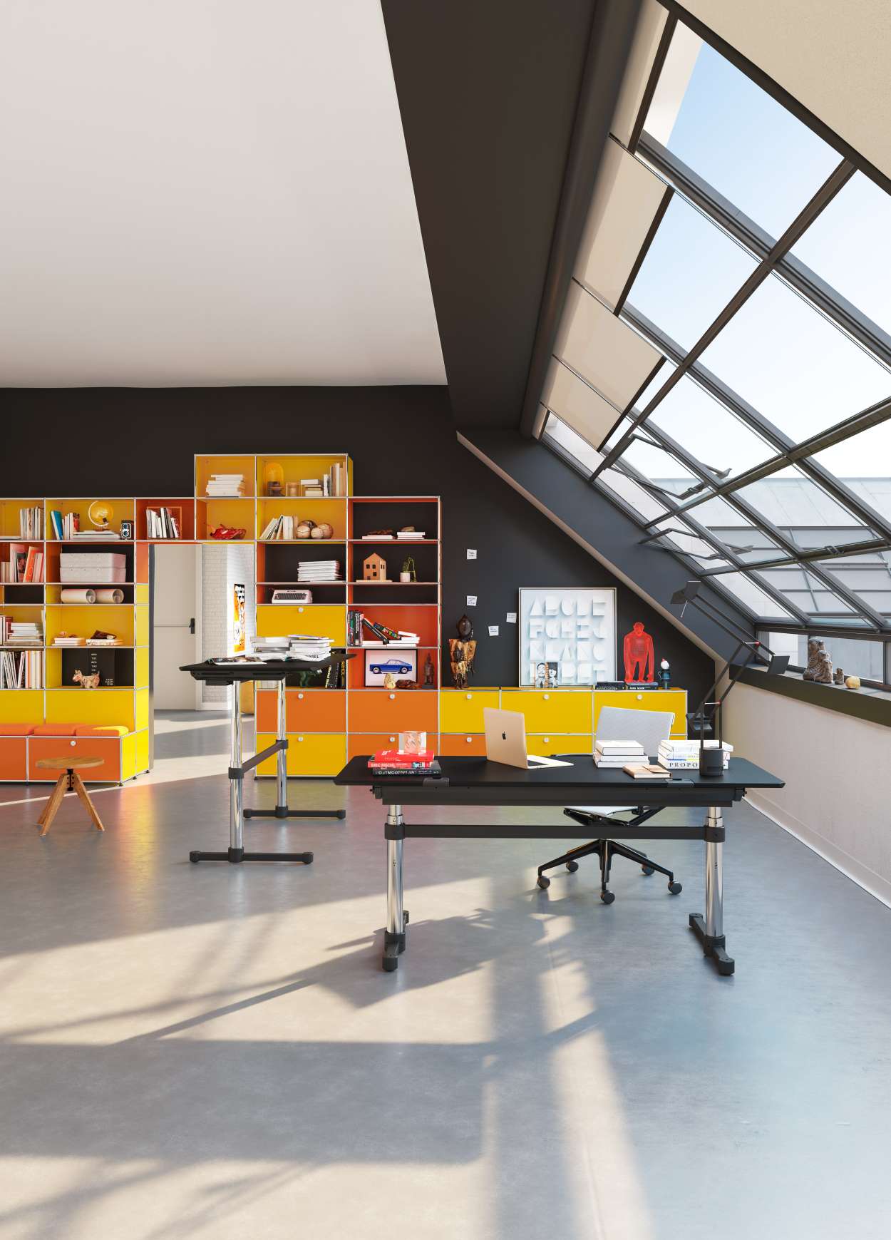 USM Haller Kitos M Schreibtisch in Nero Linoleum, höhenverstellbar, im modernen Büro mit viel Tageslicht.