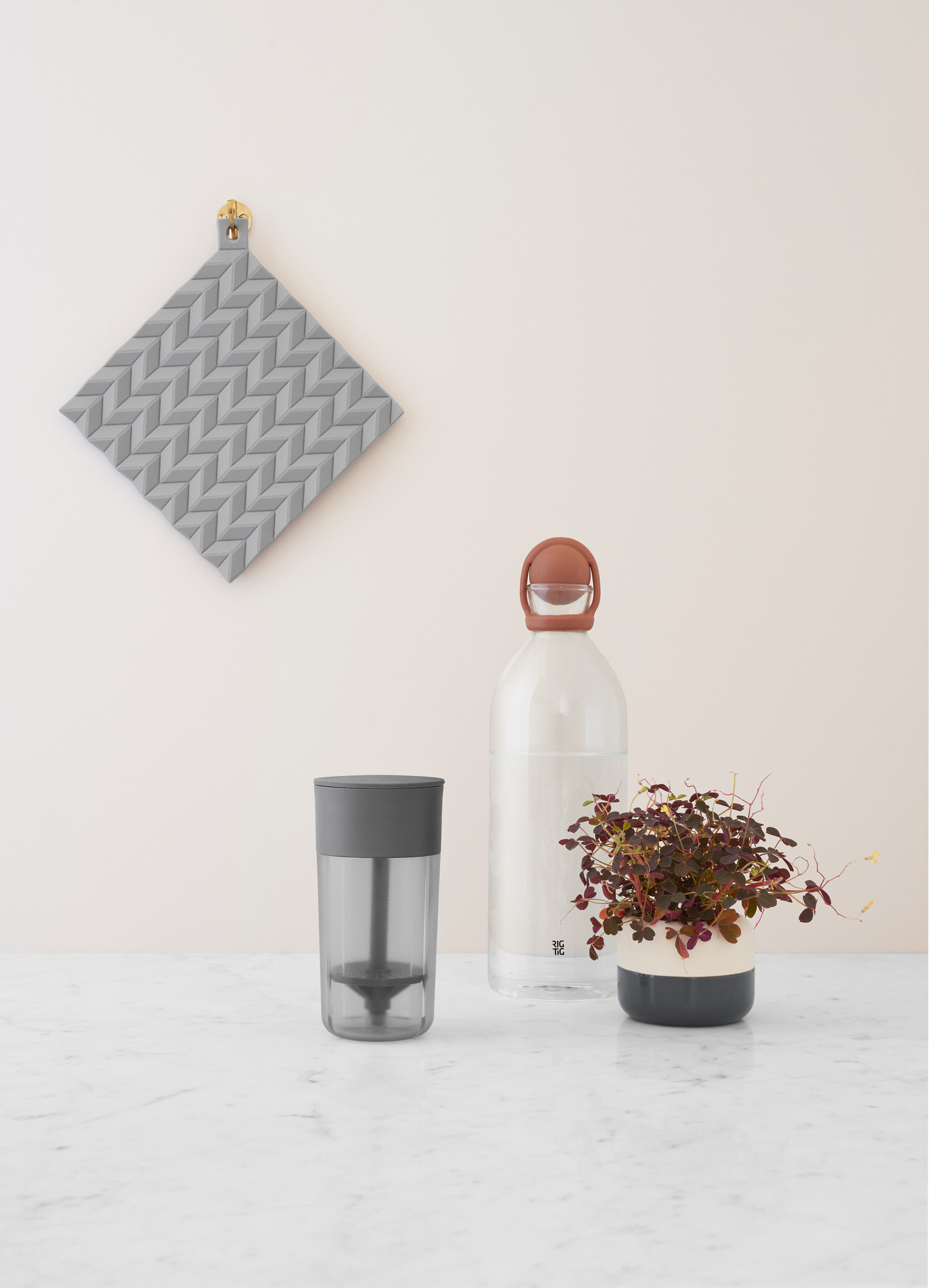 Blauer Hold-On Topflappen von RIG-TIG by Stelton mit geometrischem Muster, hängend an der Wand.