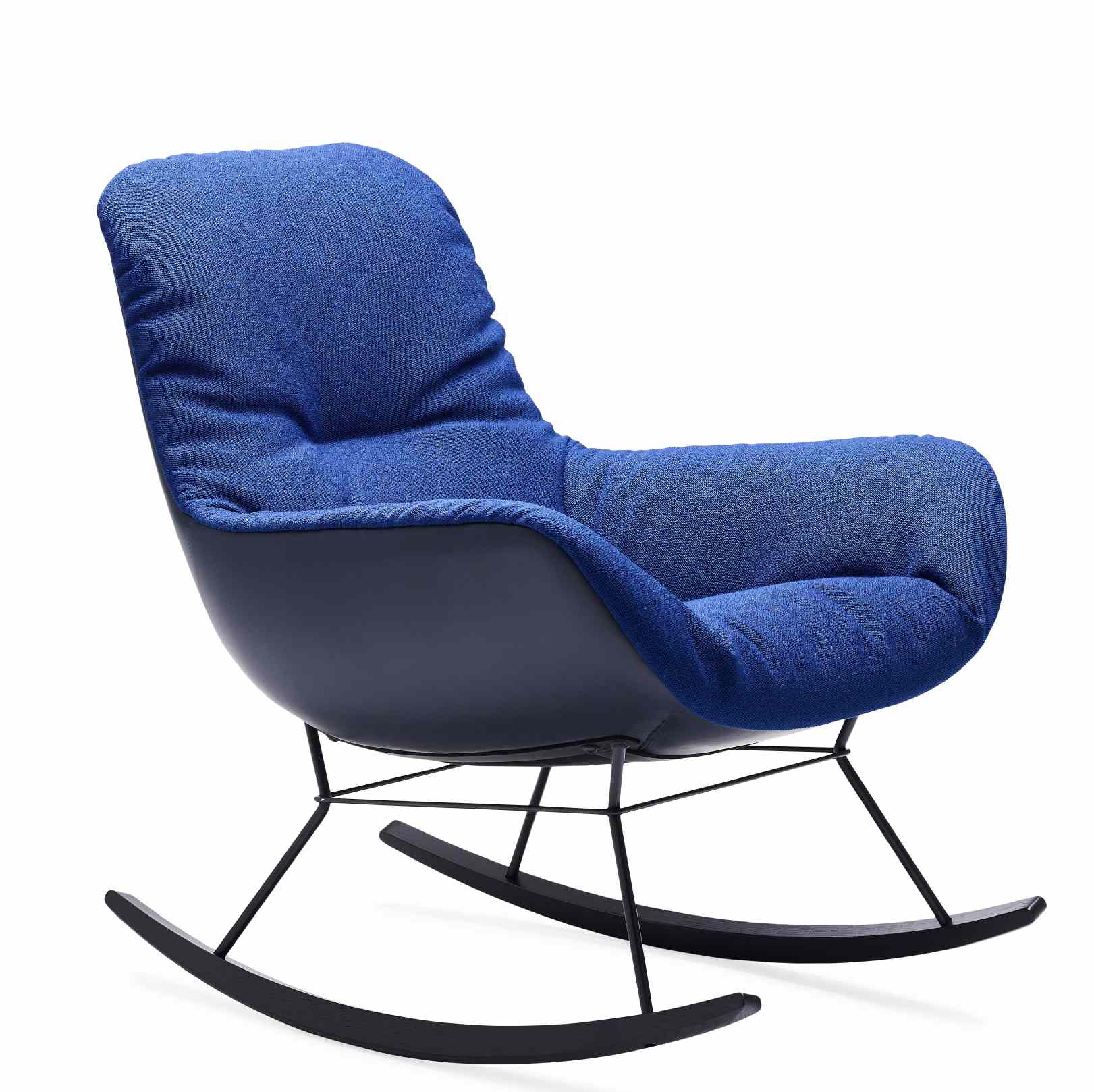 Blauer Leya Schaukelsessel von Freifrau Manufaktur mit schwarzem Gestell und Kufen. Bequemer Lounge Chair.