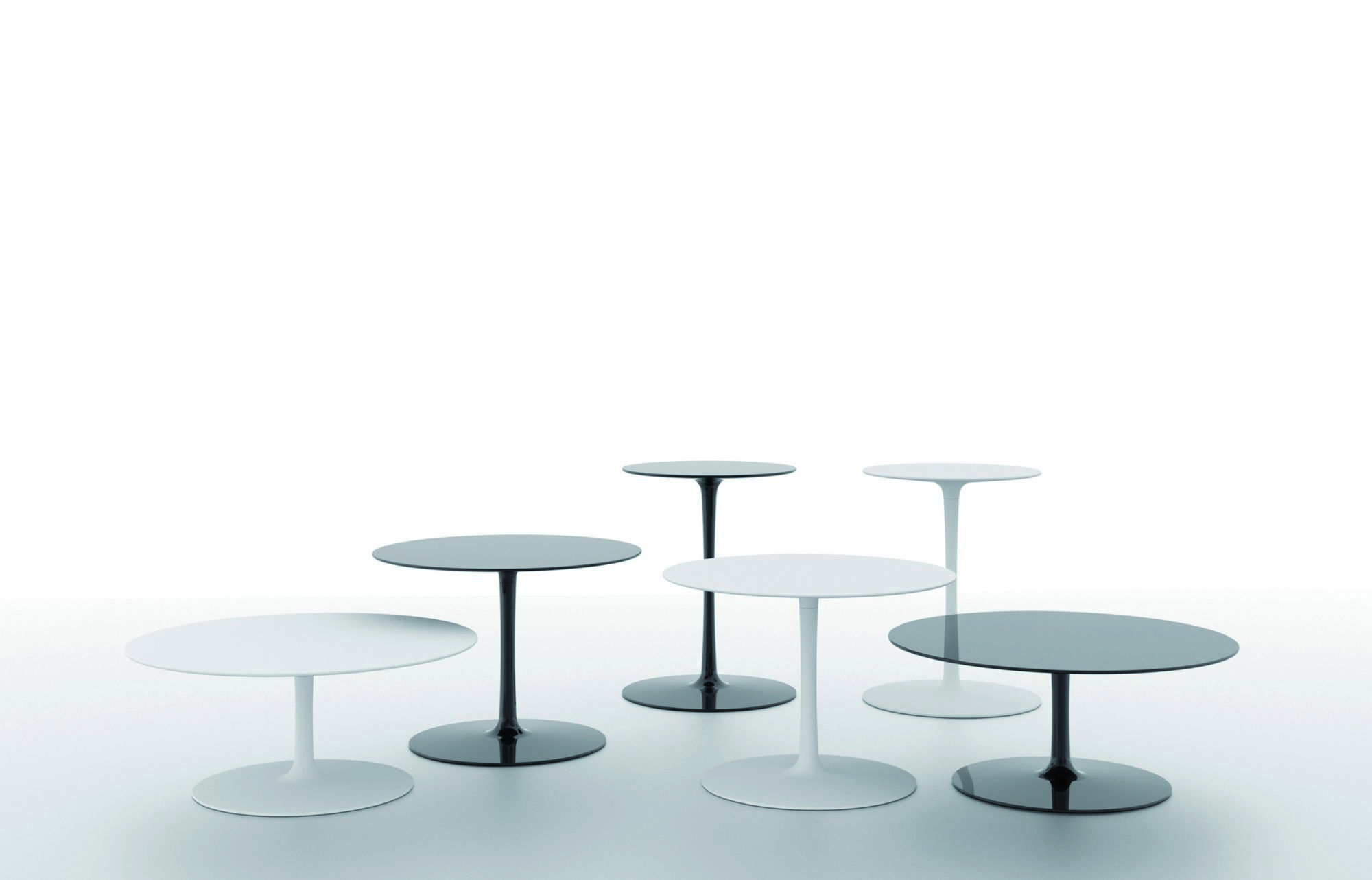 Mehrere Flow Low Table Beistelltische von MDF Italia in Schwarz und Weiß. Moderne Möbel für Wohnzimmer.