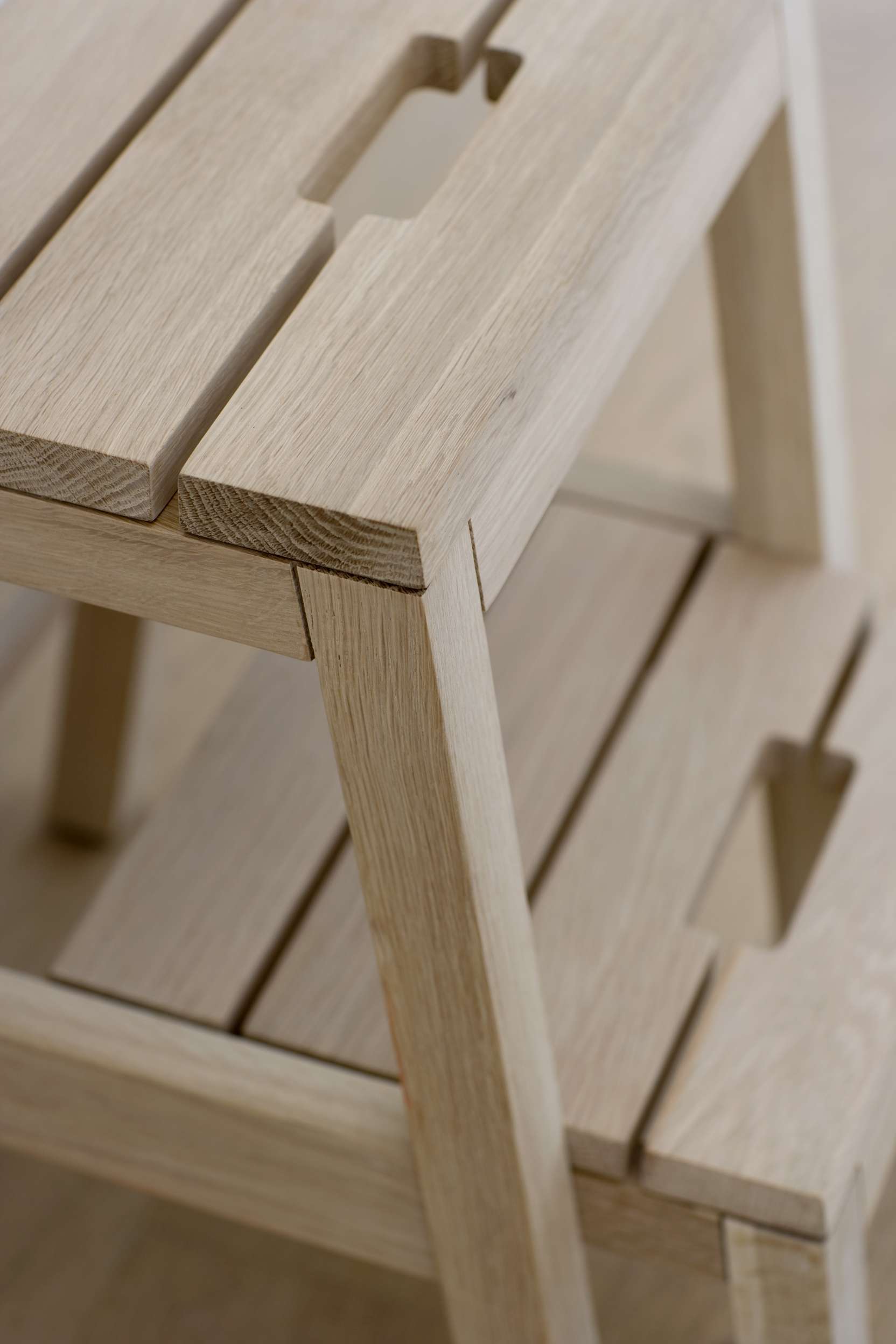 Detailaufnahme der Dania Trittleiter von Skagerak by Fritz Hansen aus hellem Eichenholz.