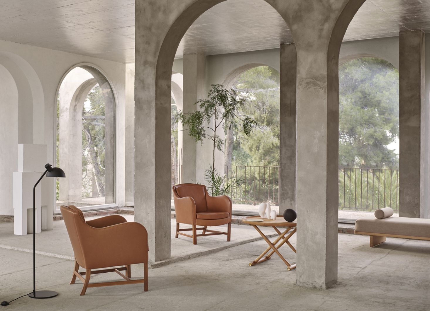 Schwarze MO320 Stehleuchte von Carl Hansen & Søn in modernem Interieur mit Sesseln und Tagesbett.