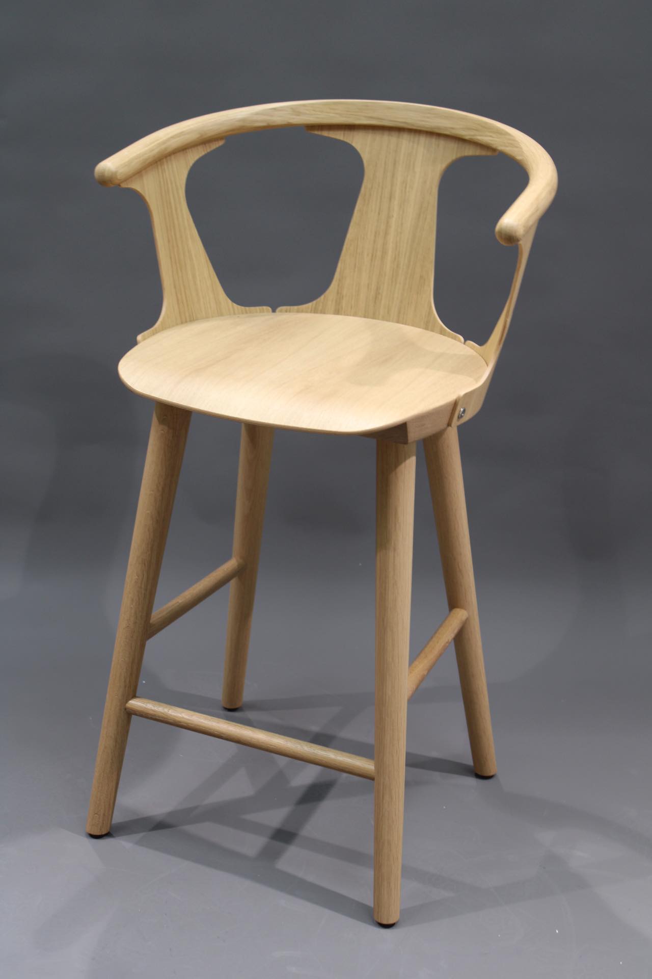 In Between Barstool SK7 aus geölter Eiche, ein moderner Barhocker mit Rückenlehne.