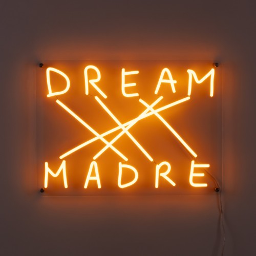 Nahaufnahme: Dream Madre LED Wandleuchte von Seletti, dimmbar, orangefarbenes Neonlicht auf transparentem Hintergrund.