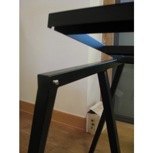 Detailaufnahme des schwarzen Loop Stand Tischgestells von Hay, minimalistisches Design.