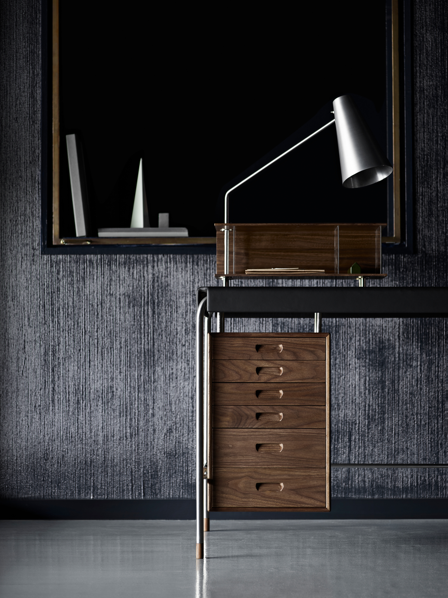 AJ52 Society Table von Carl Hansen & Søn: Walnuss Arbeitstisch mit Schubladen und Lampe.