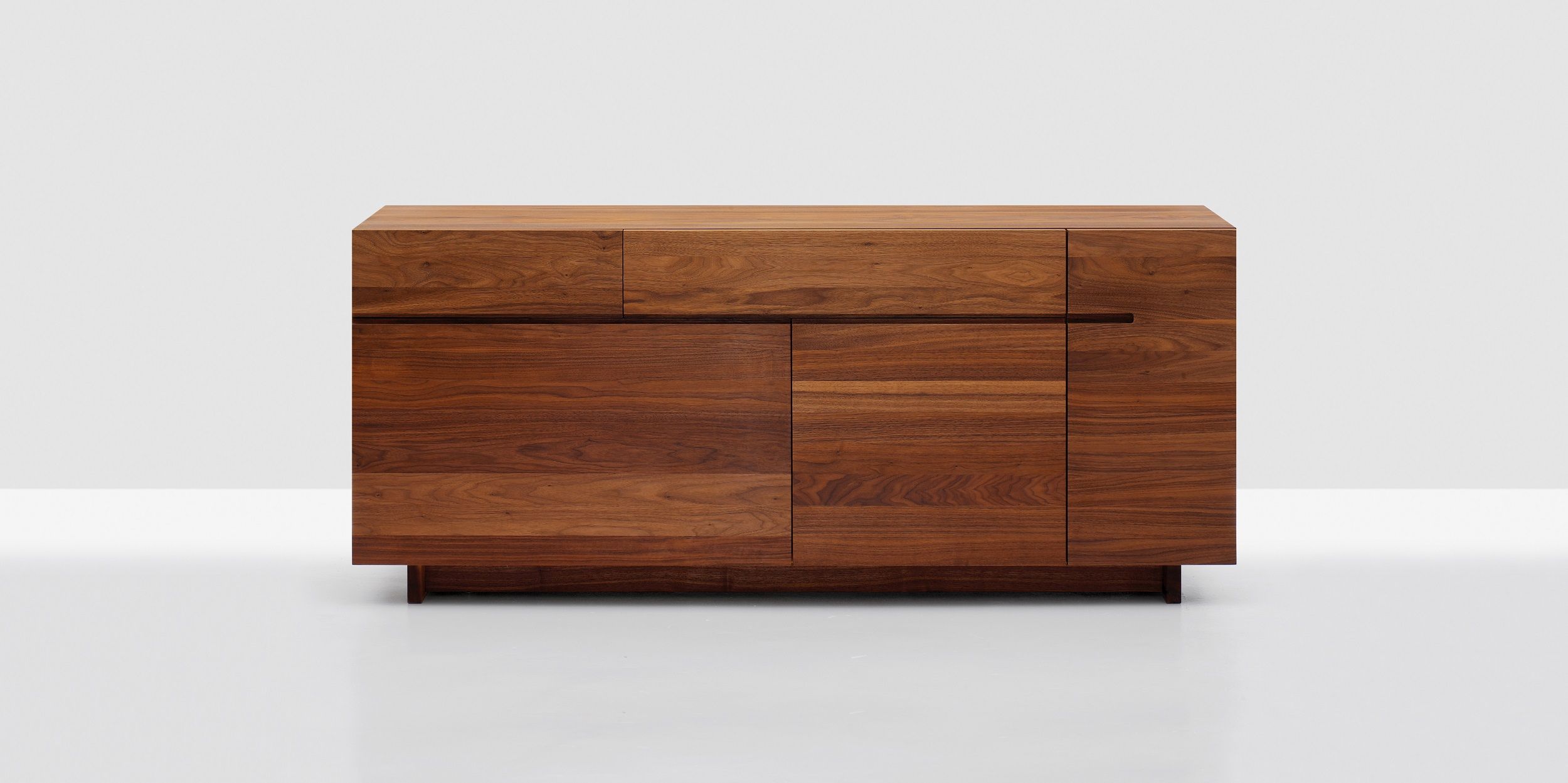 Sideboard aus Massivholz: Schrank mit Schubladen und Türen, gefertigt aus warmem Holz.