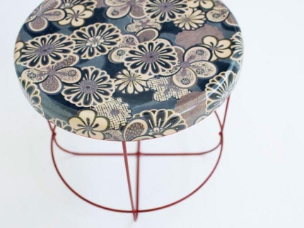 Ukiyo Tisch von Moroso mit blumigem Muster und rotem Metallgestell, Ansicht von oben.
