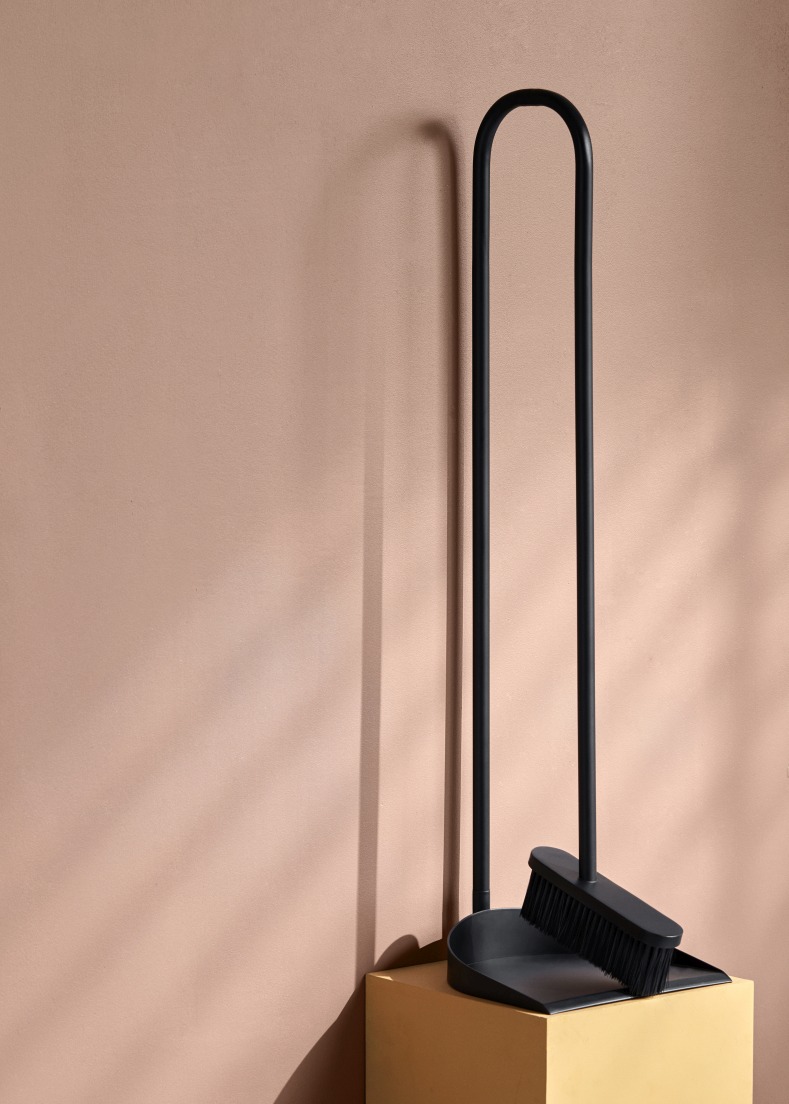 Schwarzes Kehrschaufelset mit Besen von Cane, modernes Design für die Reinigung im Haus.