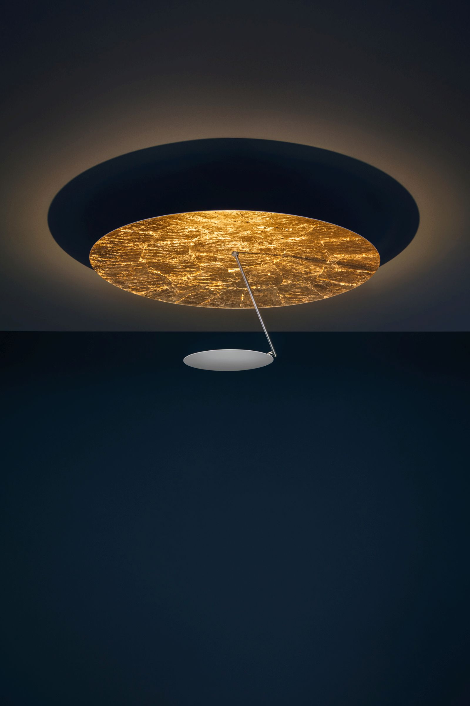 Goldene Lederam Deckenleuchte von Catellani & Smith, modernes Design für Wohnzimmer und Schlafzimmer.