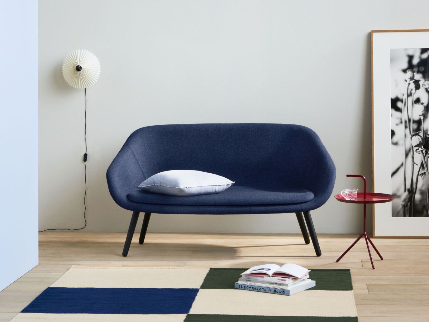 Ethan Cook Flat Works Teppich in Hay Brown: Detailaufnahme des modernen, farbenfrohen Wollteppichs im Wohnzimmer.